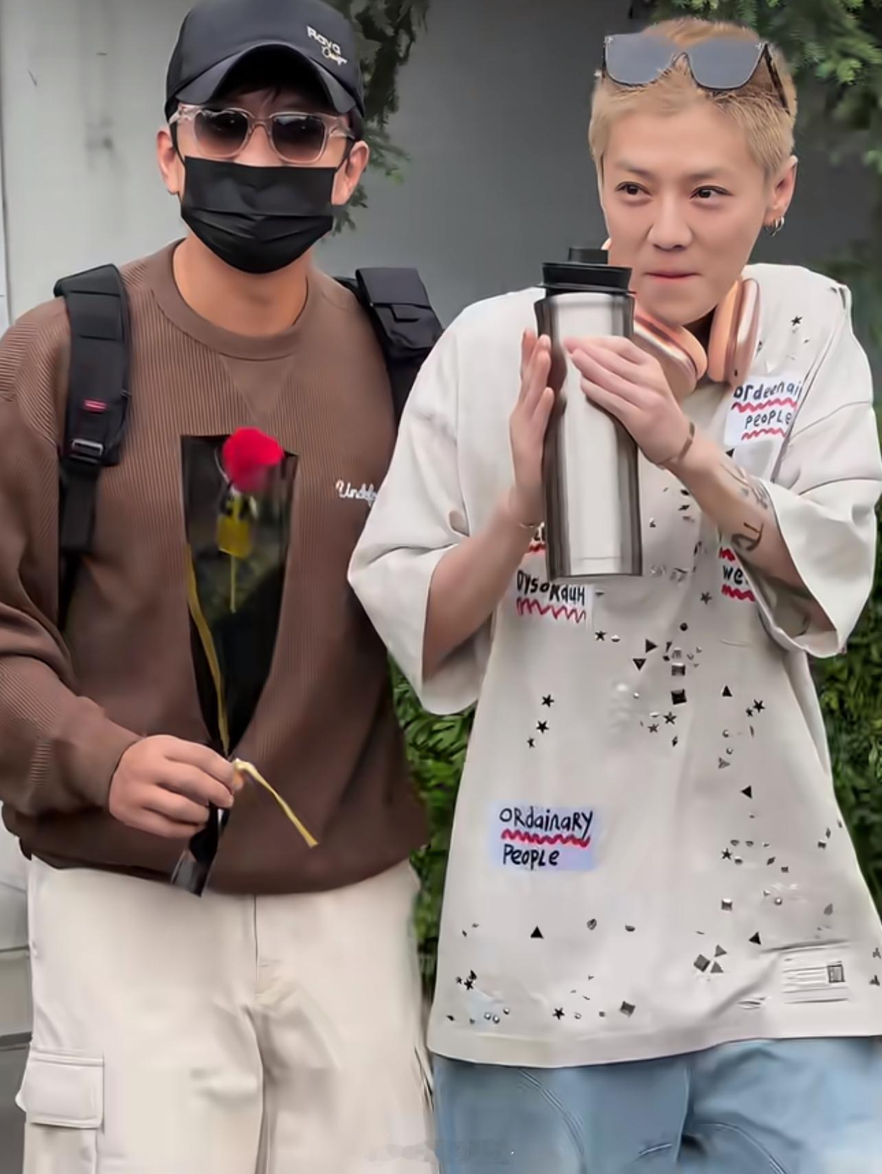 颠公，想问问鹿晗怎么了，看到他含胸驼背唯唯诺诺恐惧生人，很憔悴很沧桑的模样，是病