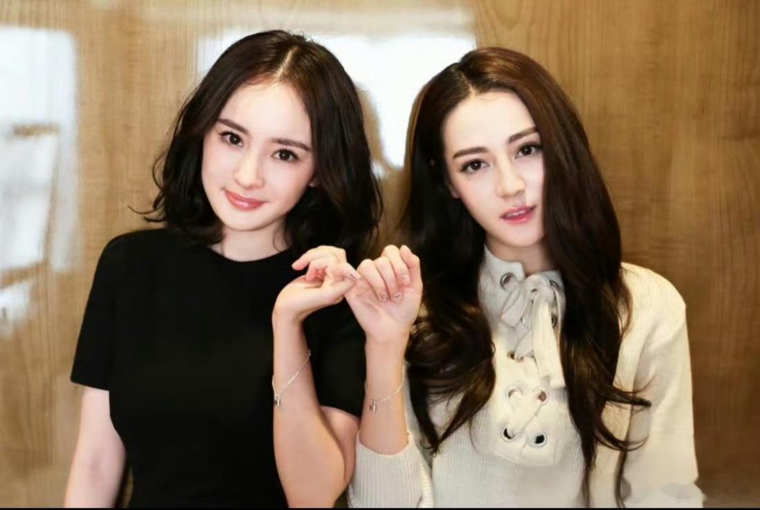 杨幂热巴 我养大的玫瑰杨幂遇见热巴，像是养了朵玫瑰。从初入娱乐圈的懵懂新人，到如
