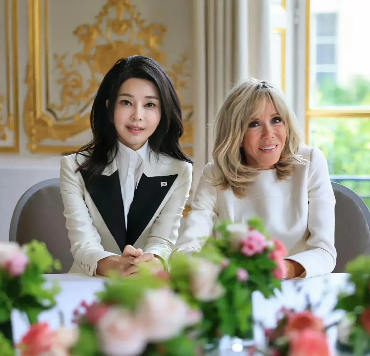 说句实话，
男人一般都会选左边的当老婆。