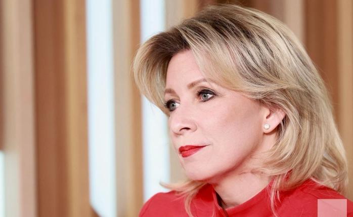 发言人不愧是发言人！俄外交部发言人玛丽亚・扎哈罗娃又开始扎马克龙的心了：

与其