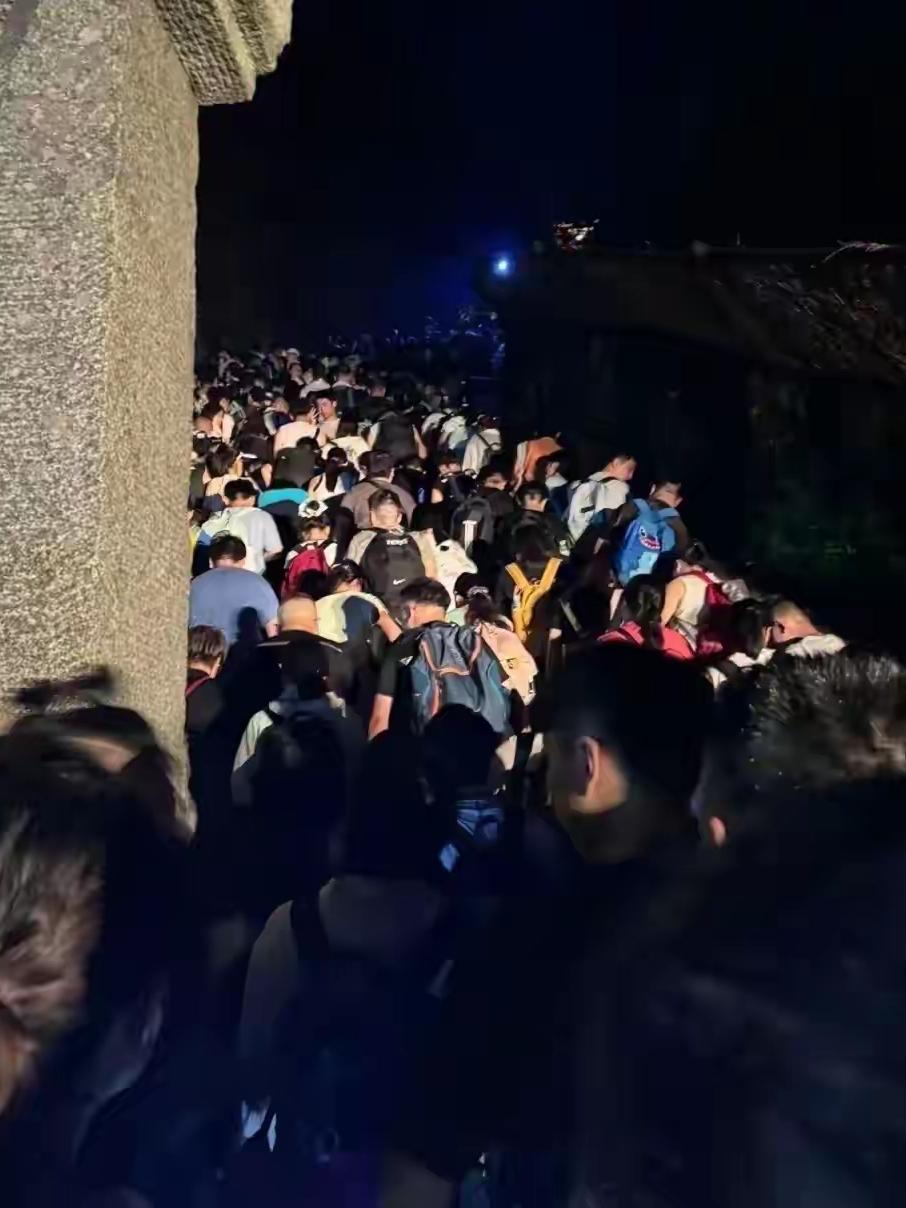 全国十四亿人都出来旅游了吗？每个景区都好像来了一个亿！