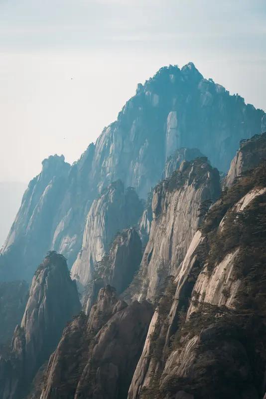 黄山、黄河、黄浦江，每一处都承载着独特的魅力。黄山以奇松、怪石、云海闻名天下，那