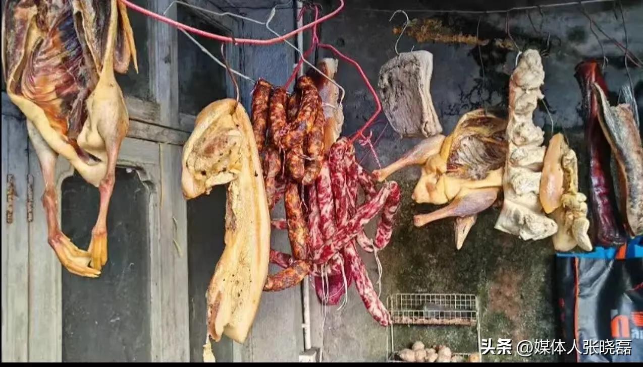 太损了！上海女子晾在楼道16斤咸肉被偷，心疼报警：“腌了好久就等年夜饭吃！”网友