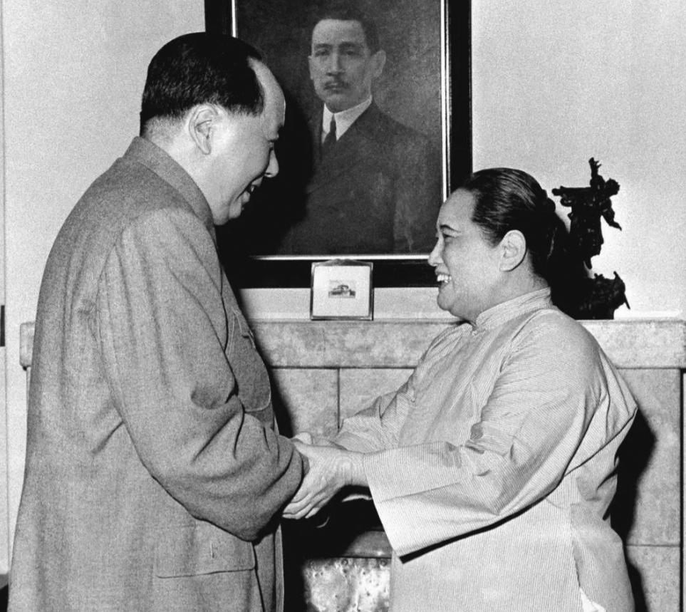 1954年底，毛主席派潘汉年给宋庆龄送去5万美元，说是还债。宋庆龄感到奇怪：“毛