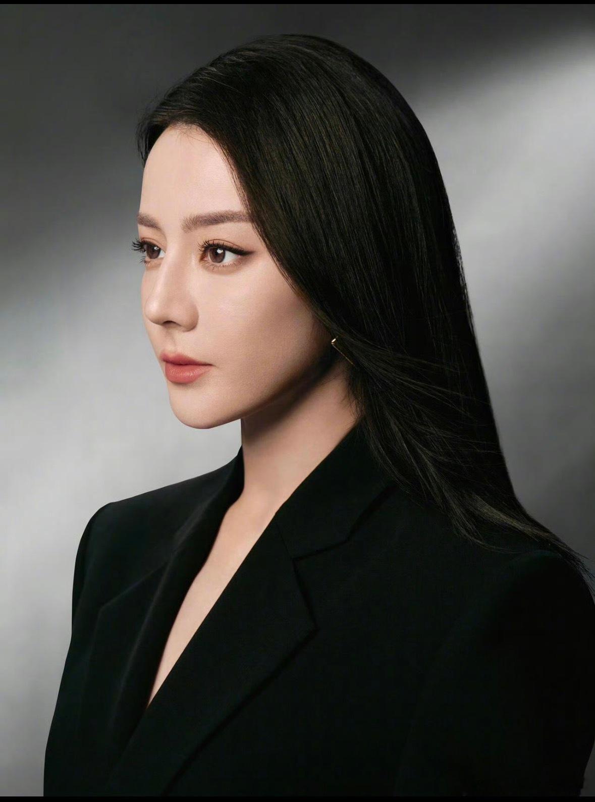 迪丽热巴黑长直女总裁迪丽热巴今日（7月3日）现身路虎卫士品牌活动，以一身白色高定