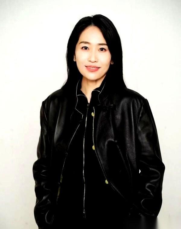 张末那个拥抱，递到巩俐面前，所有人都说，这是世纪和解。
看错了。
这根本不是一场