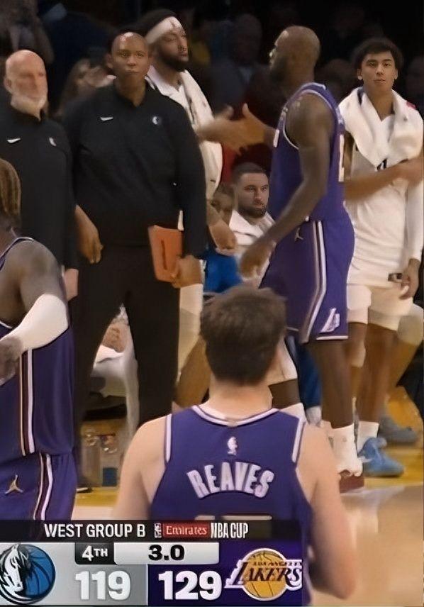 兄弟 好久不见 浓眉 詹姆斯 
湖人战胜独行侠