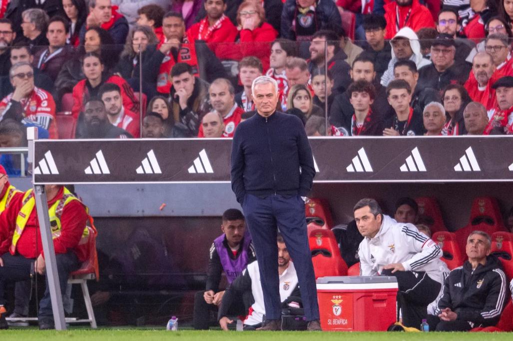 前AC米兰球员：穆帅曾想让我回罗马，我没有与罗马每个人都不和。
前罗马后卫亚历山