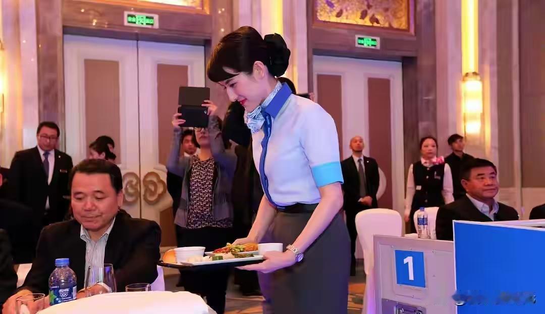 50万月薪招服务员？别让“高薪陷阱”吞噬求职希望

        离谱！服务员