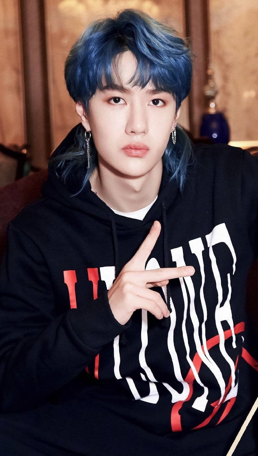 博君一肖       好潮的小王导师，好喜欢那个双耳孔的耳环啊      我这三