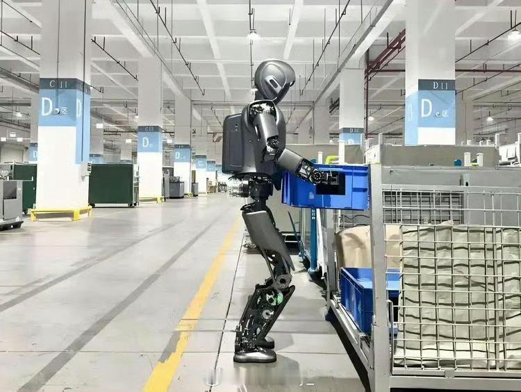 比亚迪入局人形机器人比亚迪集团执行副总裁李柯正式确认公司已在研发人形机器人，这一