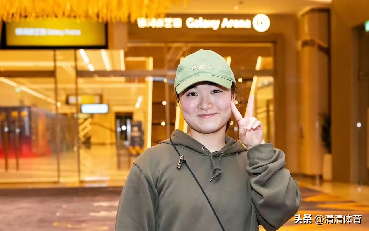 伊藤美诚抵达澳门✨
 
伊藤美诚抵达澳门备战世界杯，一身灰绿连帽卫衣搭配浅绿棒球