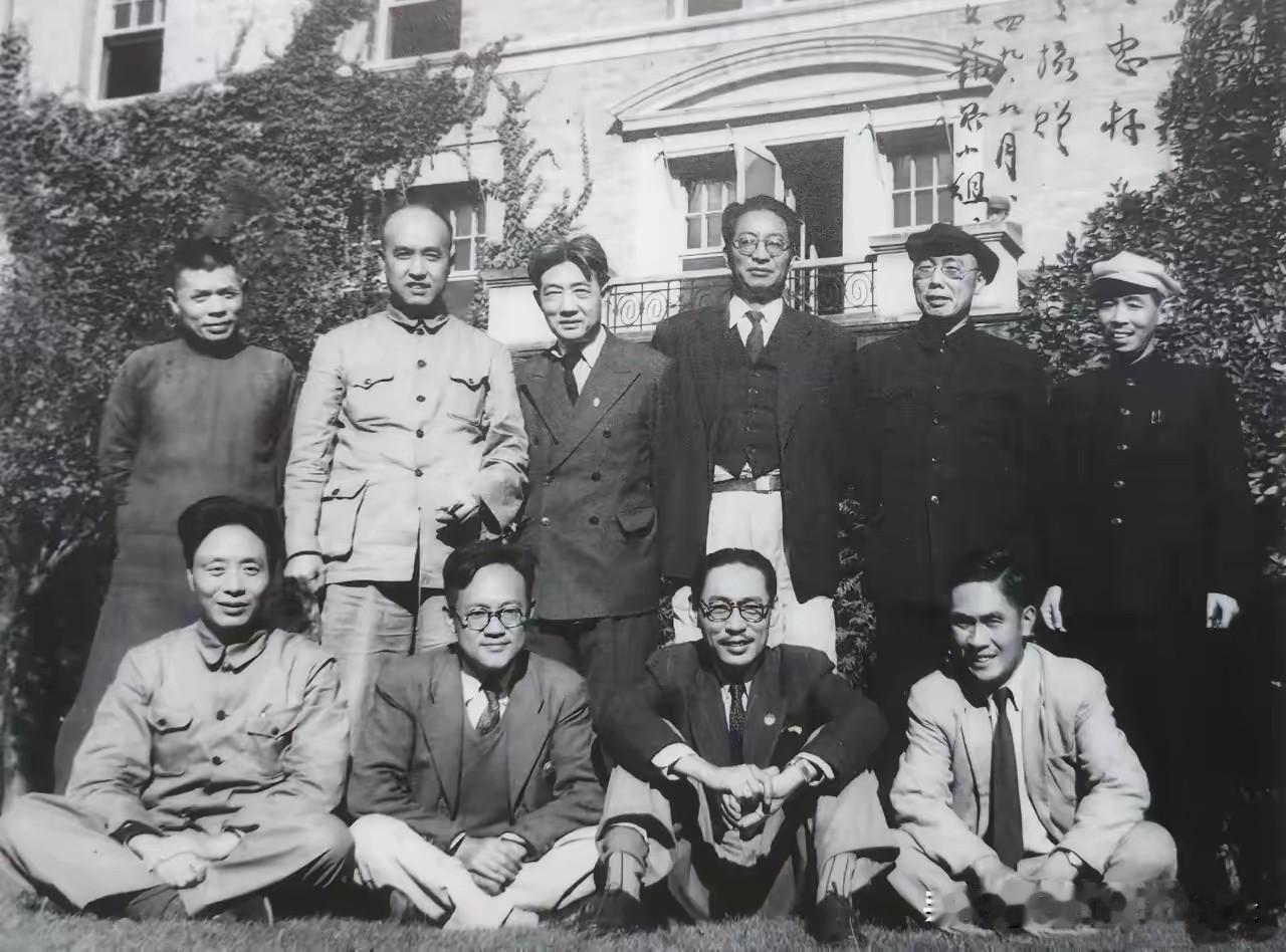 前排：艾青、巴金、史冬山、马思聪；
后排：曹靖华、胡风、徐悲鸿、郑振铎、田汉、茅