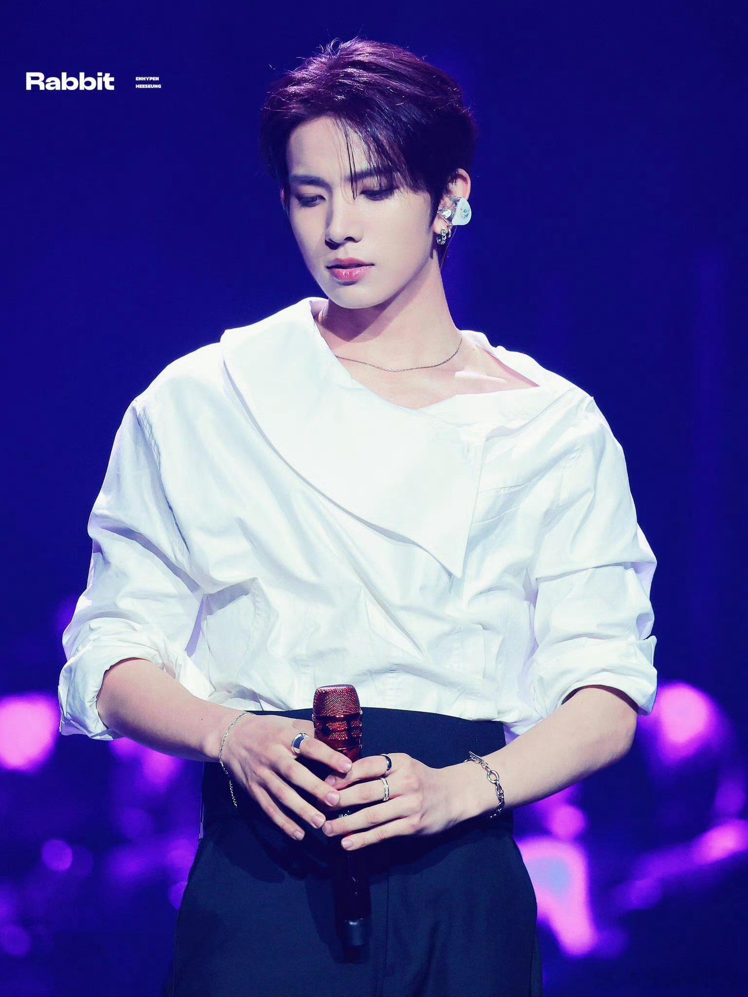 李羲承清爽感李羲承自带浑然天成的夏日清爽气质，淡妆素颜皆是温柔白月光模样。冷白皮