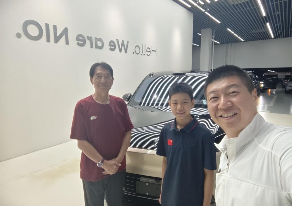 汽车博主闫闯专程长途出行，搭乘长达12小时航班赶赴北京，陪同自己的父亲完成满配地