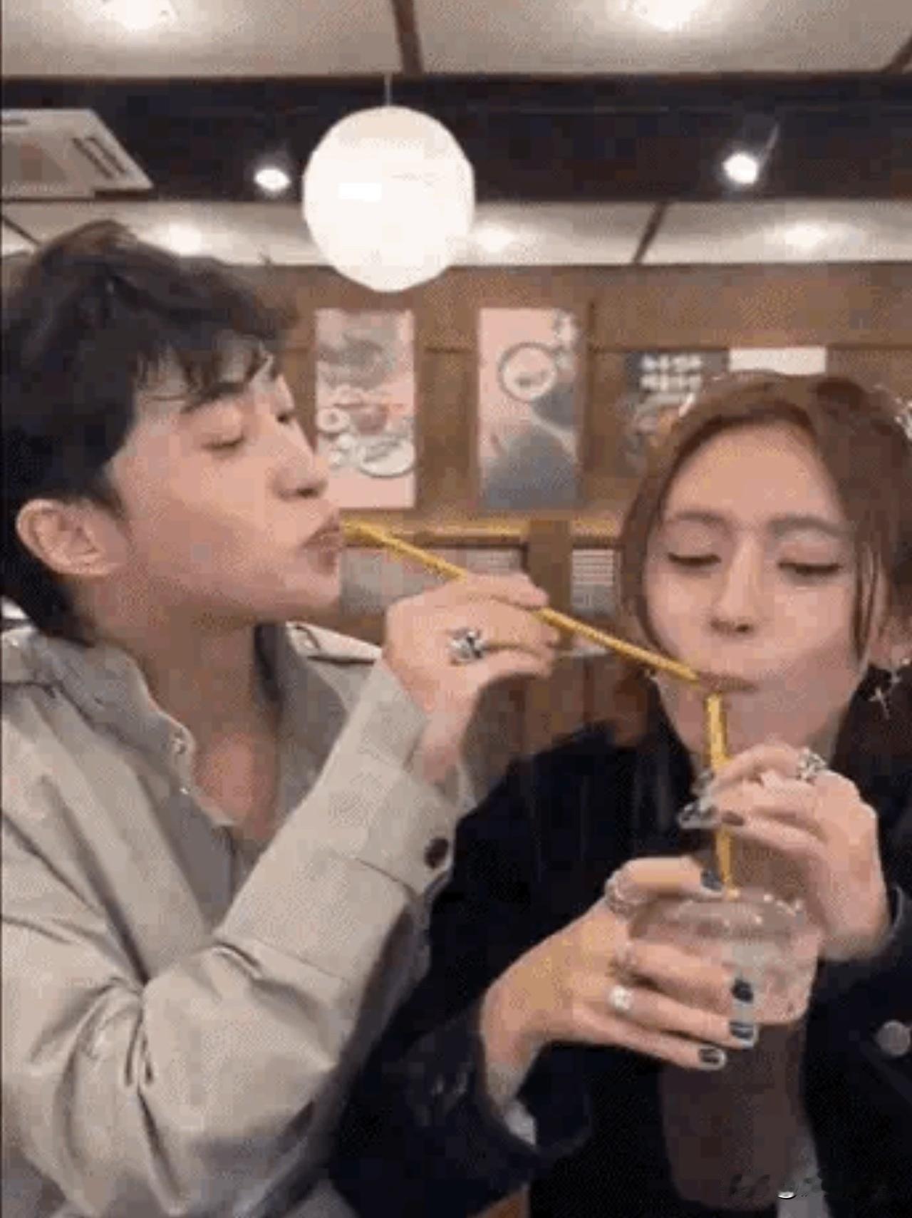 伊能静家的恩利是公众人物吧？用吸管从异性嘴里喝饮料，确实给人观感不适不卫生，网民