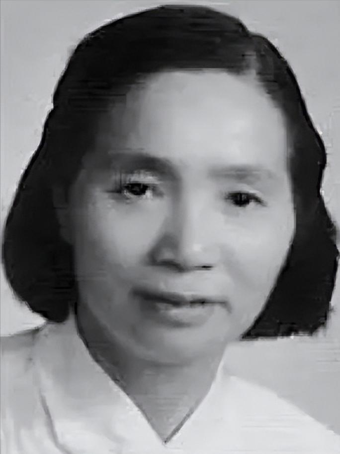 长征路上，一身高不到一米四的女兵背着一个成年男子，翻了整整两座山，23年后，两人