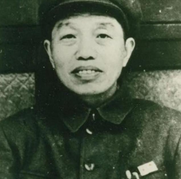 1941年，谭震林被特务拦住问话，一个挎着篮子的小媳妇走过来指着他就骂：“就欠你