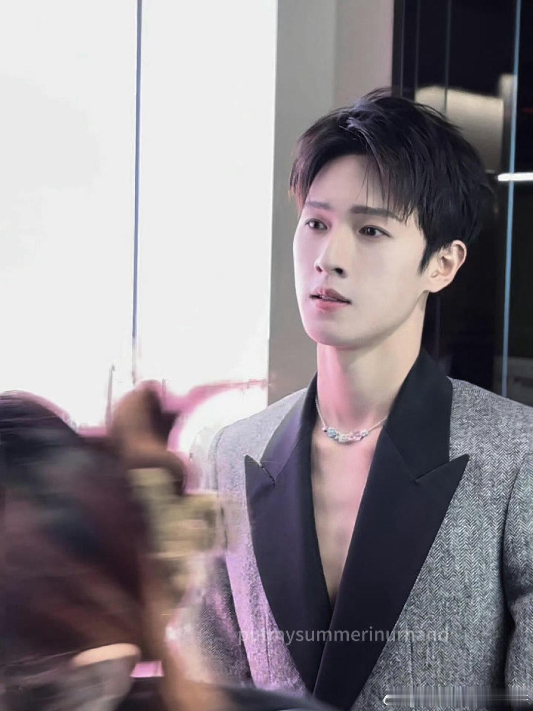 李昀锐v领真空西装李昀锐v领真空西装，李昀锐的锁骨 