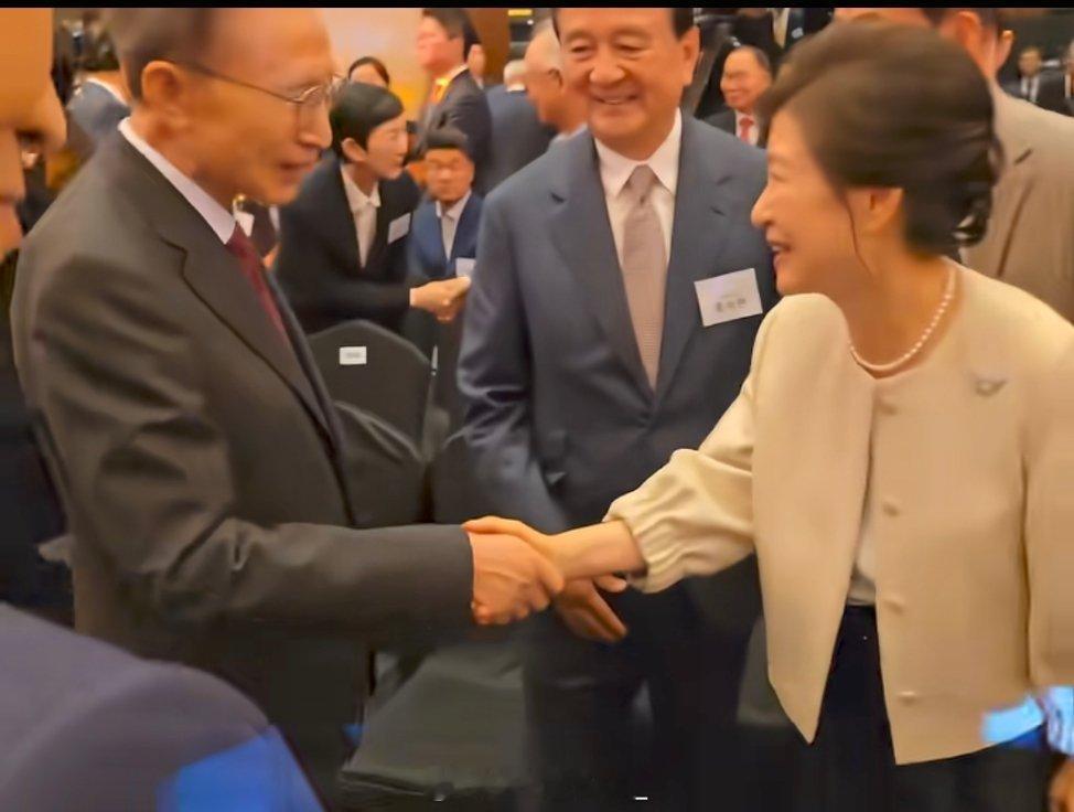 李明博朴景惠，时隔多年再次见面热点现场 ​​​