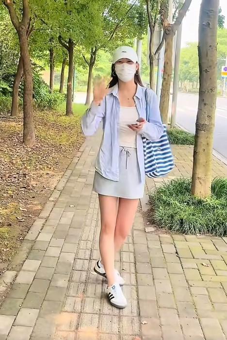 大曾子周末去卖水蜜桃了，商家接待他特意挂了横幅，上面写着“顶级游资大曾子”，网友
