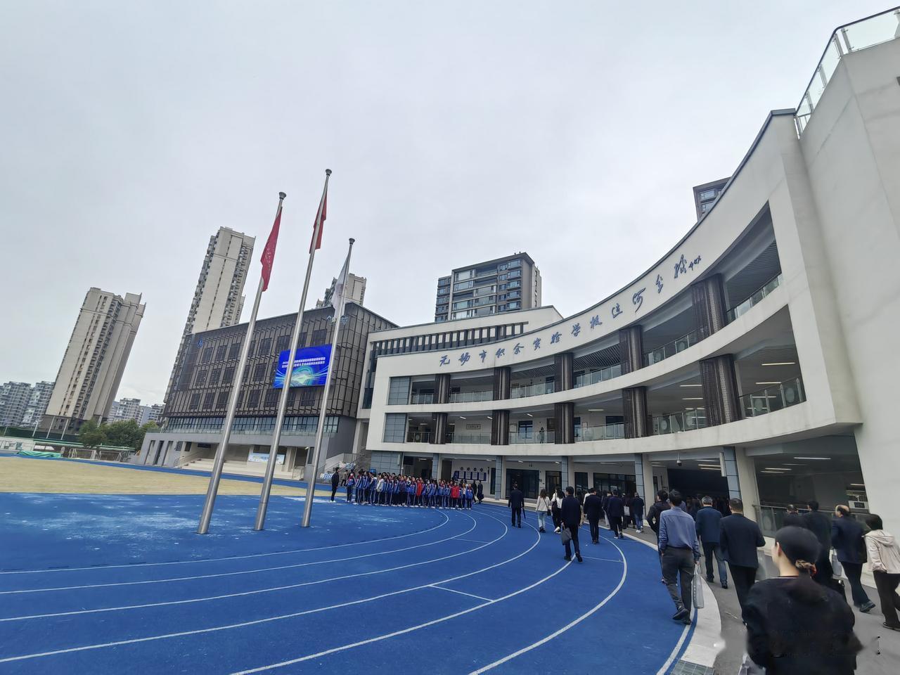 邵华强副局长介绍，梁溪区教育局创新建设“学途有声〞，化解家校矛盾。家长对学校有意