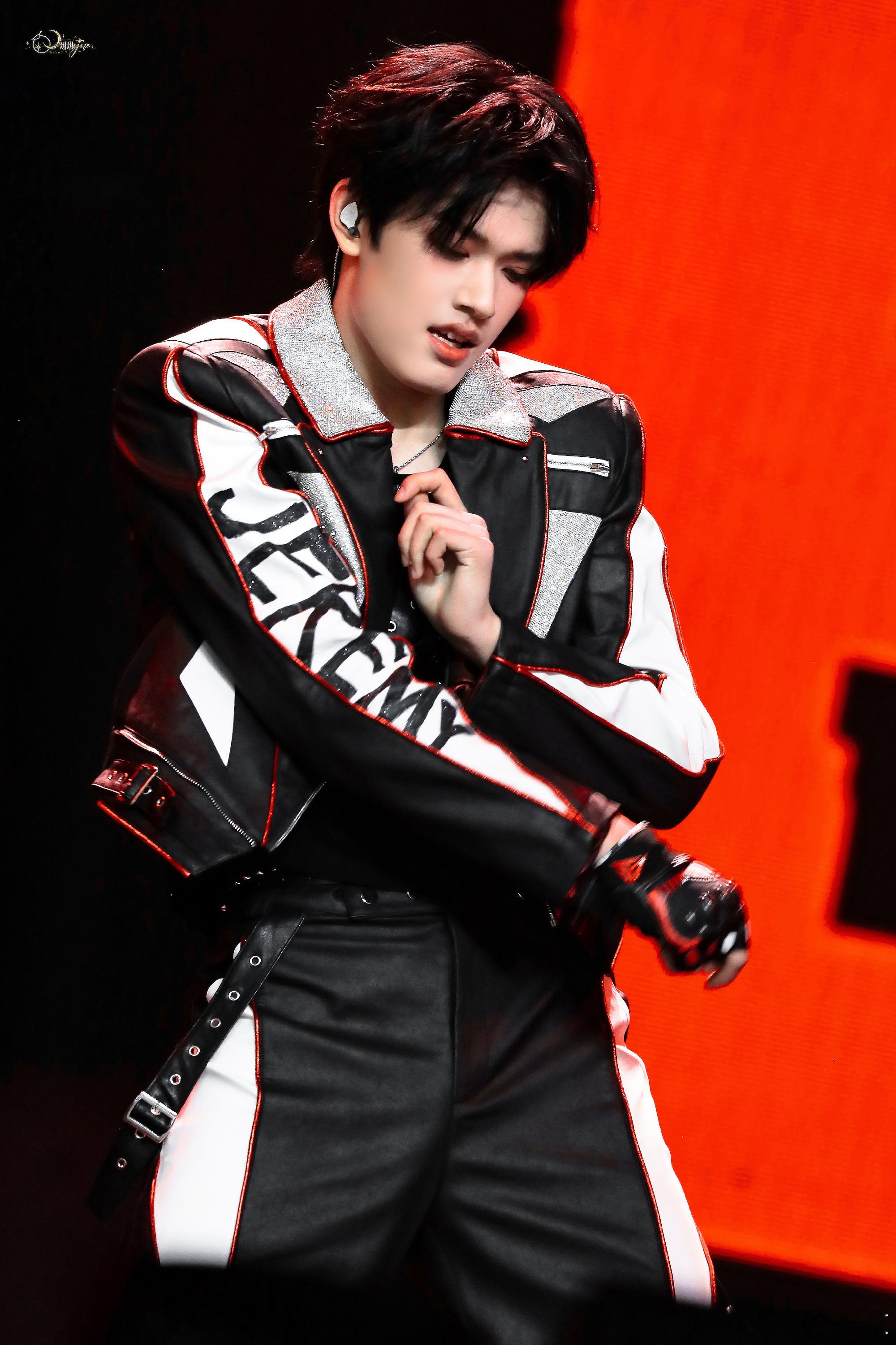 张极唱了重庆话rap张极重庆话表白粉丝 最怕rap唱情歌，这句话张极是真听进去了