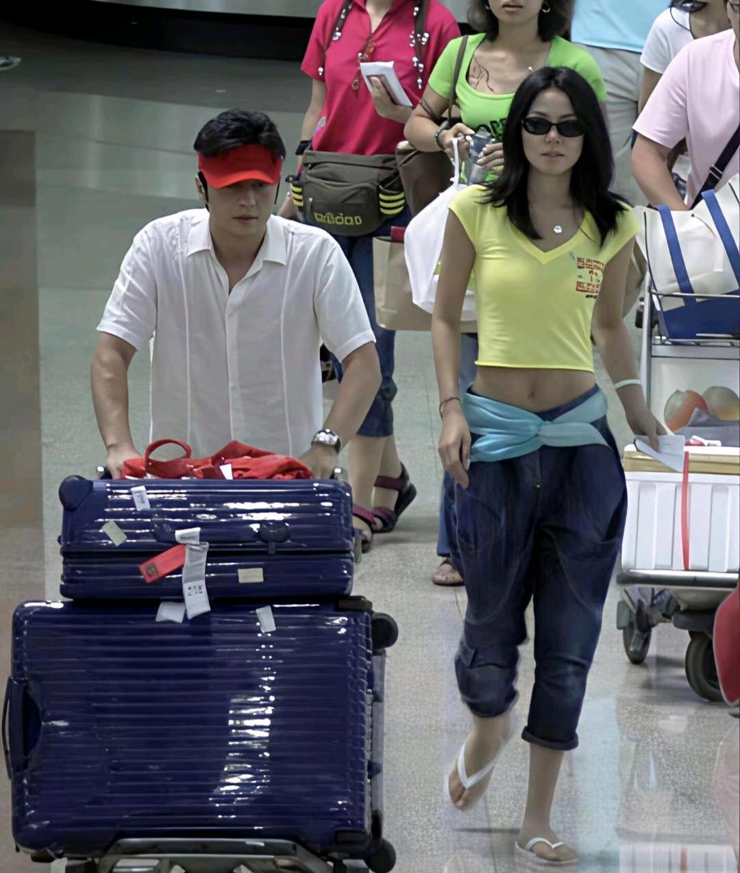 看到王菲李亚鹏离婚十年还能一起给女儿过生日，评论区一片“体面人”的赞美。
但你们