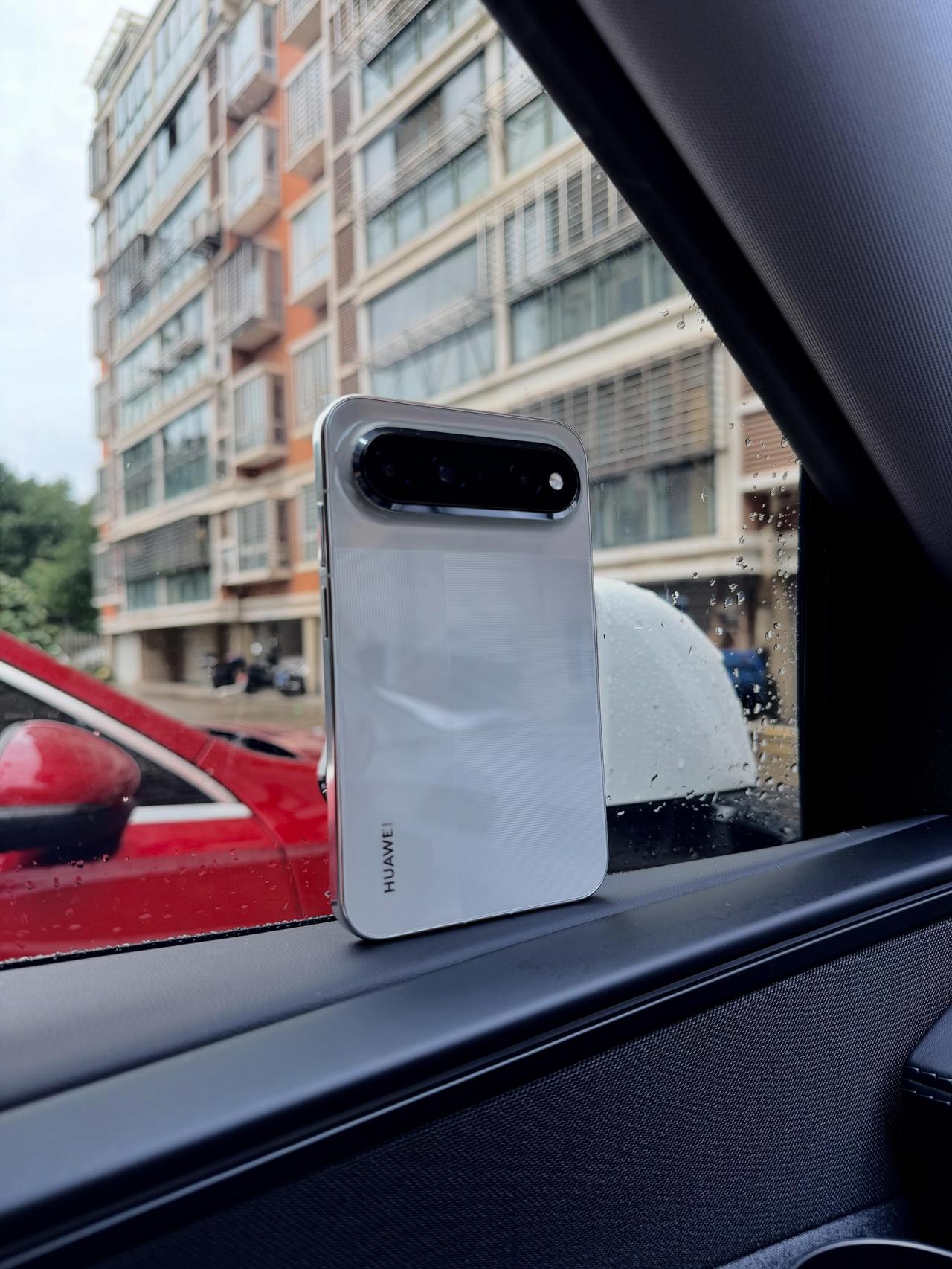 X View，最大的感触是——它压根儿就不是什么折叠屏的简化版替代品，更像是重新