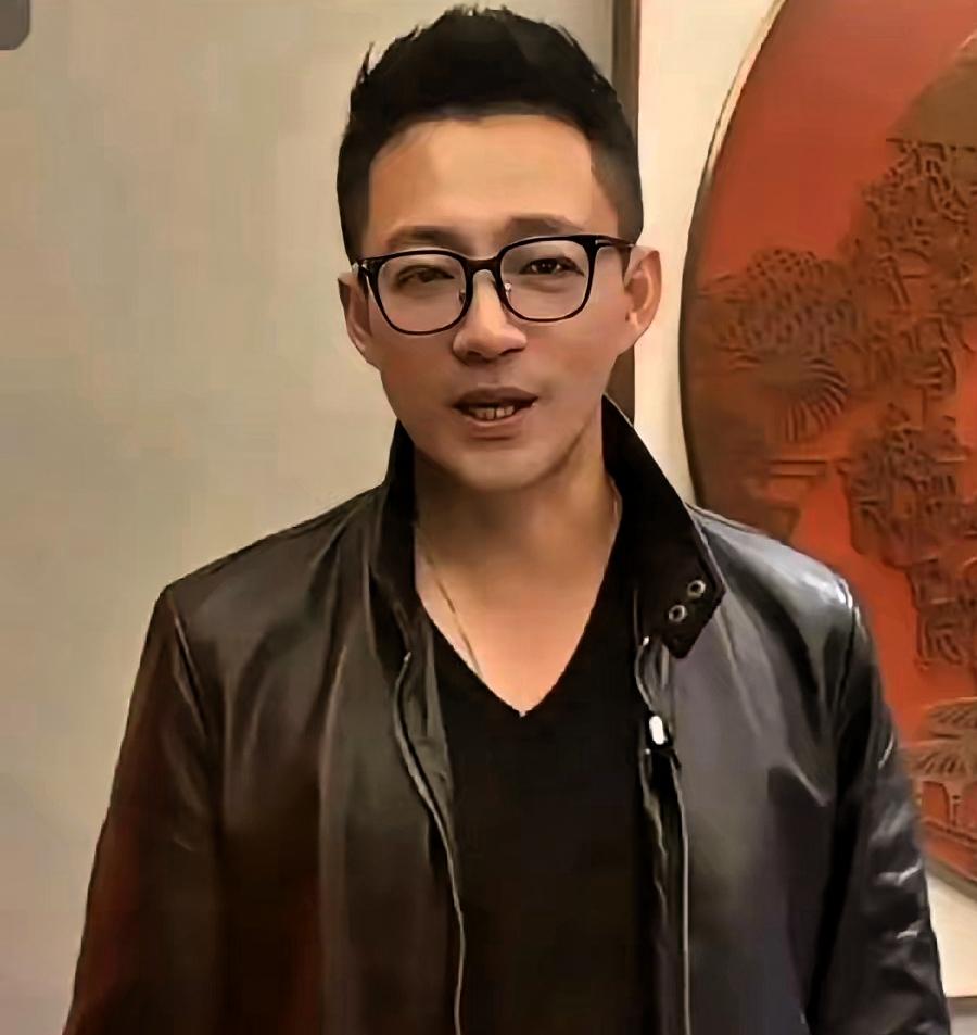 大家都在看那家店，阿兰以前卖菜，现在儿子接手，这算传承吗，还是靠妈，谁也说不清。