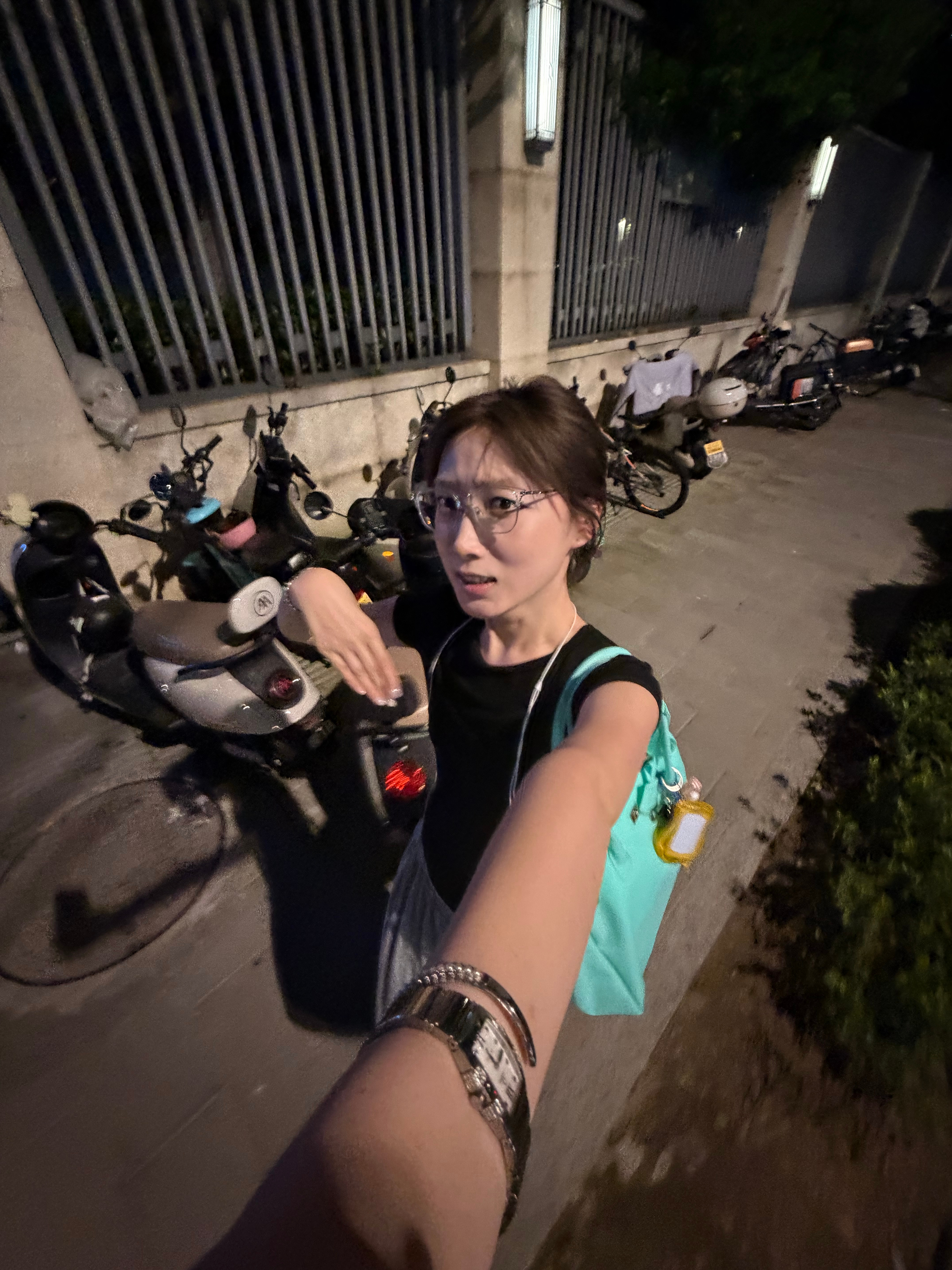 回来第一次下楼出门……热爆炸了……蒸笼级别 呼吸困 