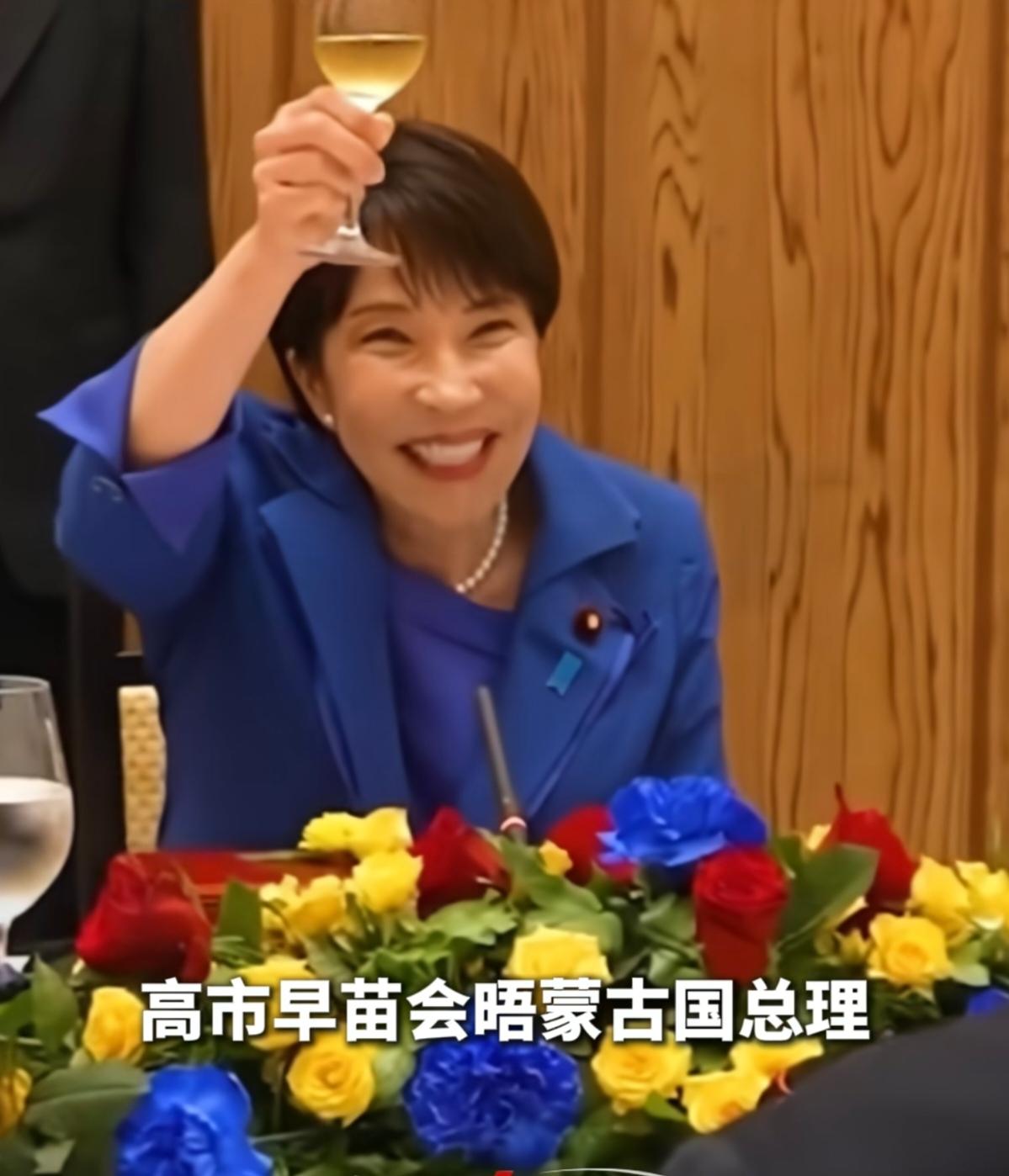高市早苗举着酒杯，笑得满脸褶子，被日本网民痛骂“举杯献丑”。表面上看是嫌她仪态谄