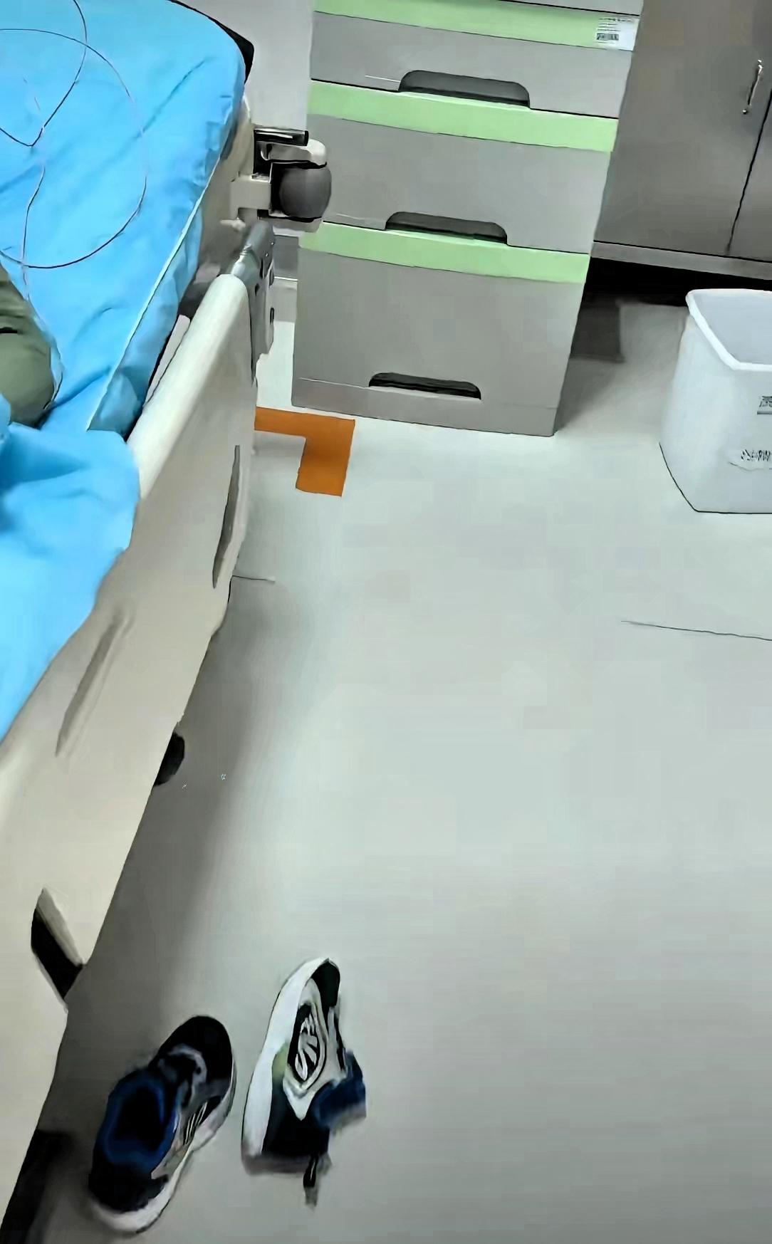 江苏一小男孩，
趁妈妈上厕所不注意，
偷偷喝了一整瓶美林，高达100毫升。
​她