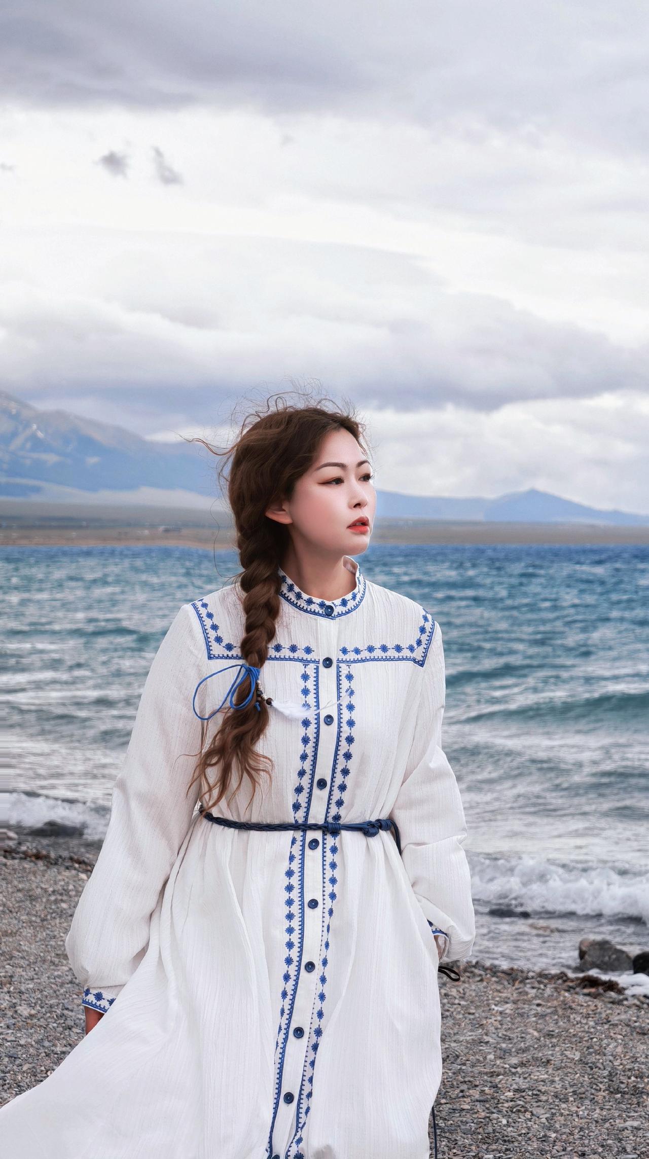 你见过像大海一样狂风骇浪的赛里木湖吗？蓝色赛里木湖在呼啸，湖水一层一层被狂风卷起