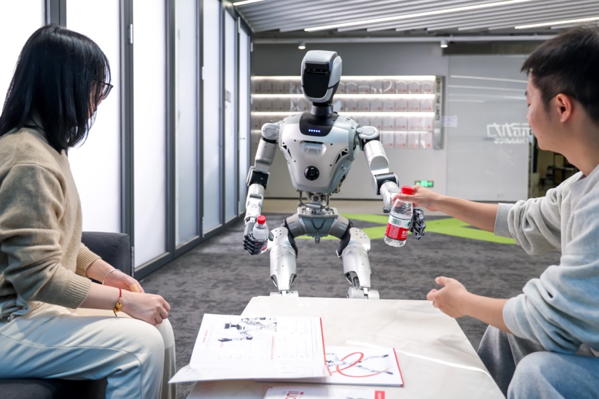 逐际动力发布具身Agentic OS系统LimX COSA，连接机器人与物理世界