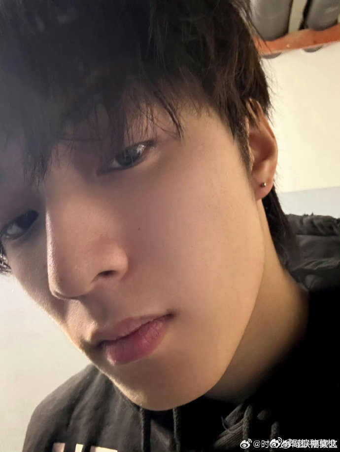 刘耀文新打了耳钉刘耀文打了耳钉 刘耀文打了耳钉，就这样炫耀 