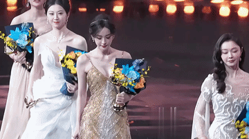 景甜天生的冷白皮让娜扎这个美白狂人也无能无力，都知道娜扎是美白狂人，旅行会带半箱