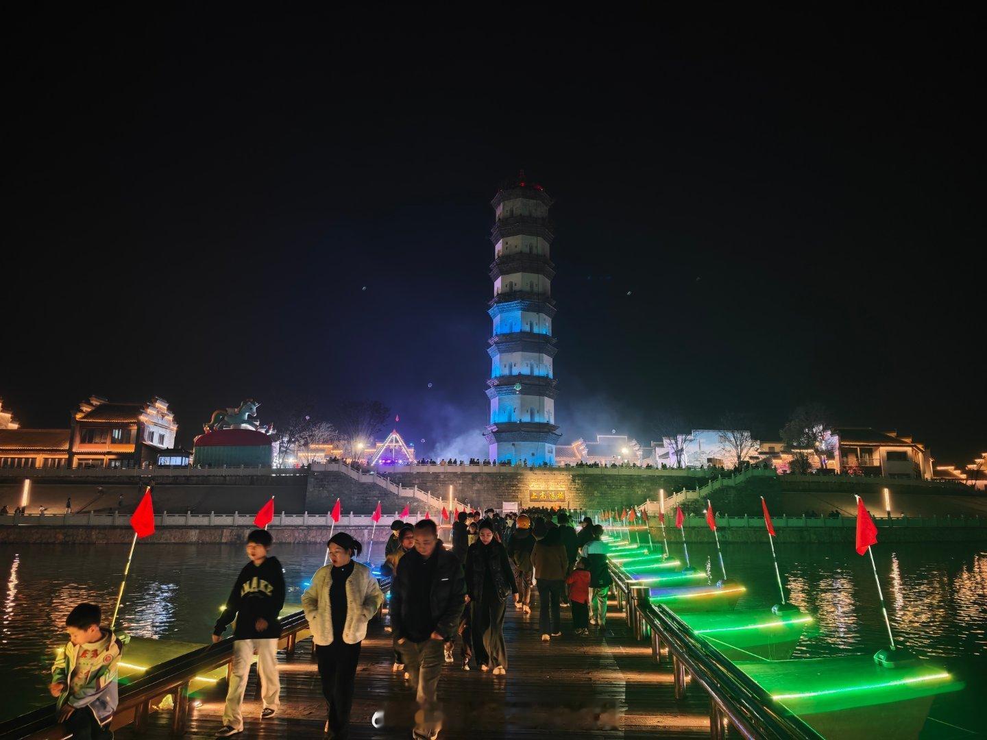 上高浮桥开通了凑个热闹