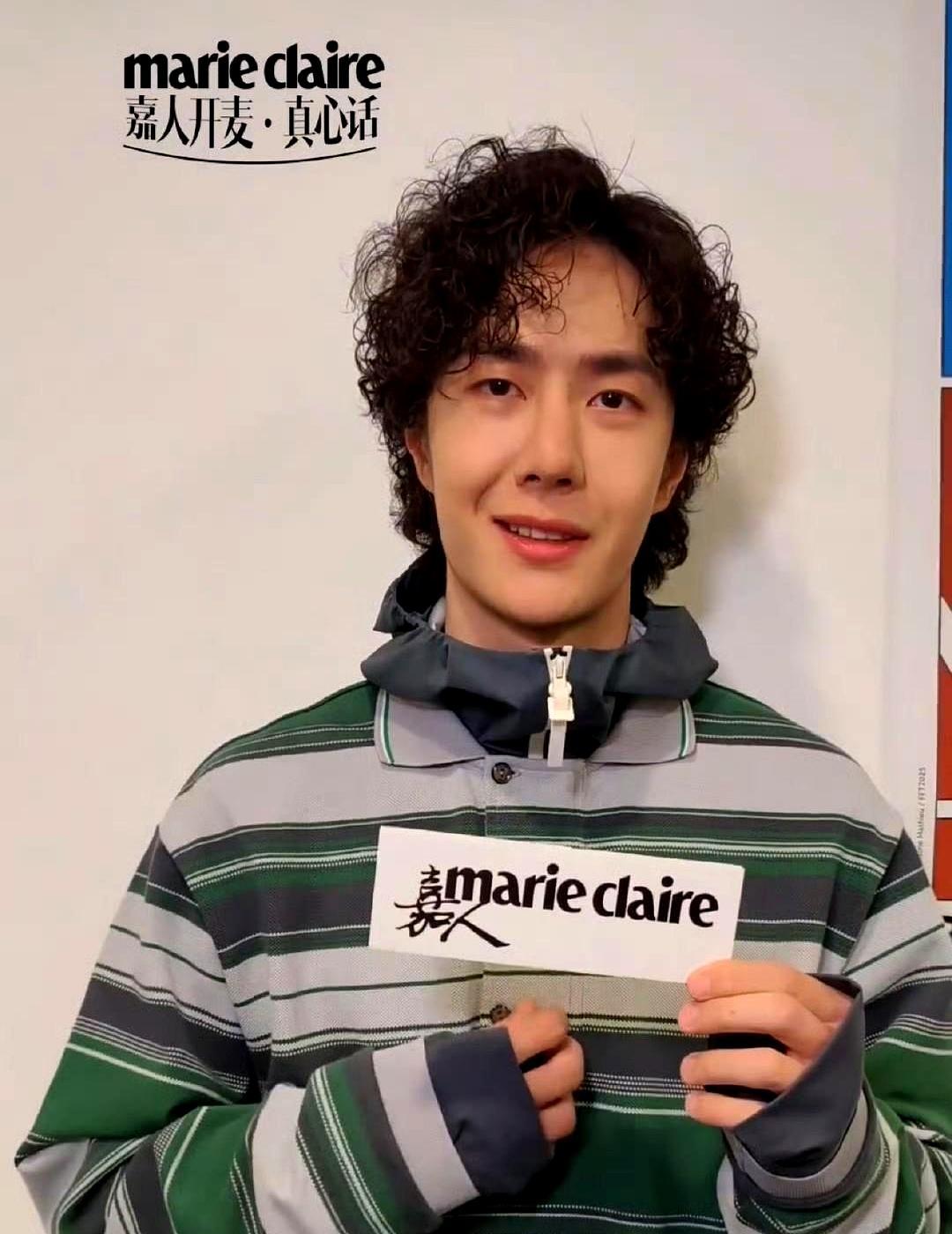 他低头摸着Polo衫的纽扣说：送粉丝？
随便揪颗扣子就行。

全网炸了。
202