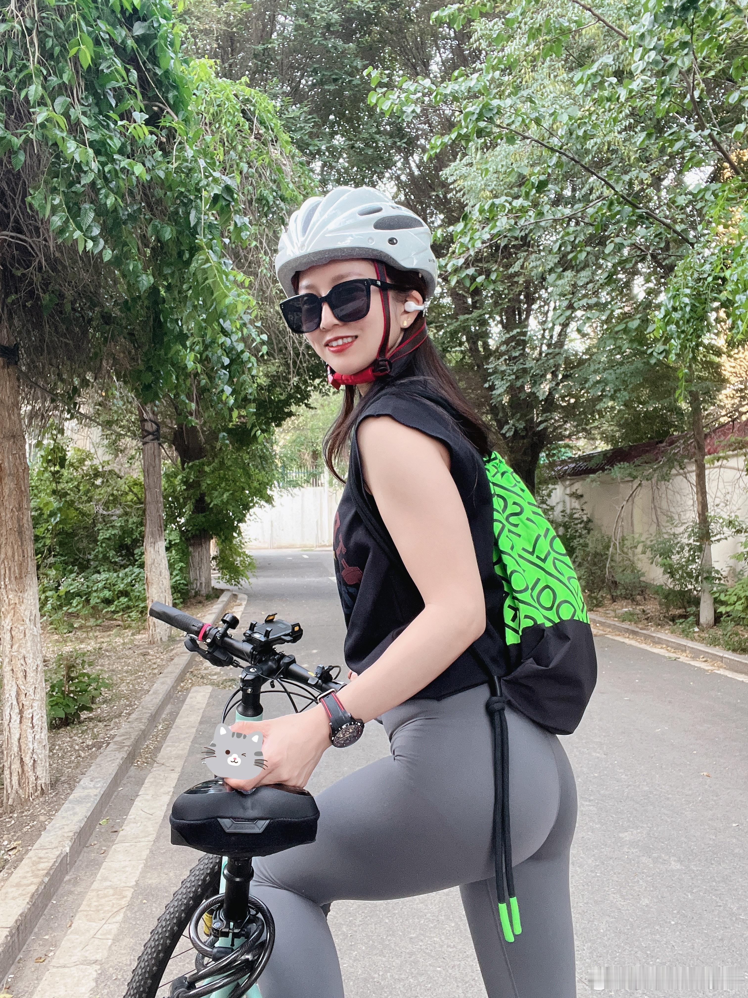 健身[超话] 这两天下午乌鲁木齐好凉快呀～适合骑行，蛮舒适🚴‍♀️骑行健身冒个