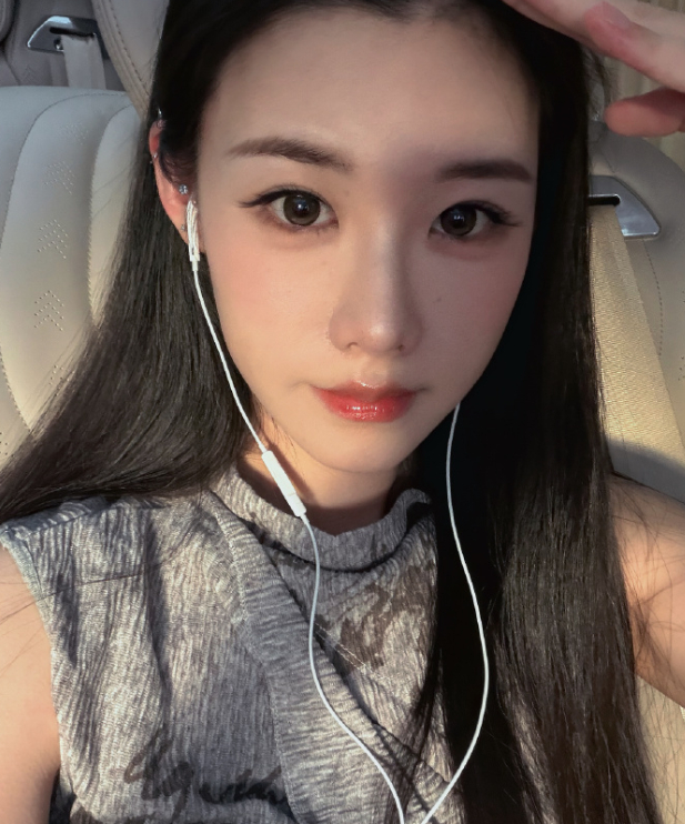 姜乘澜车内休闲穿搭介绍，上衣款式‌：选择了一件麻灰色无袖背心，版型宽松随性，自带