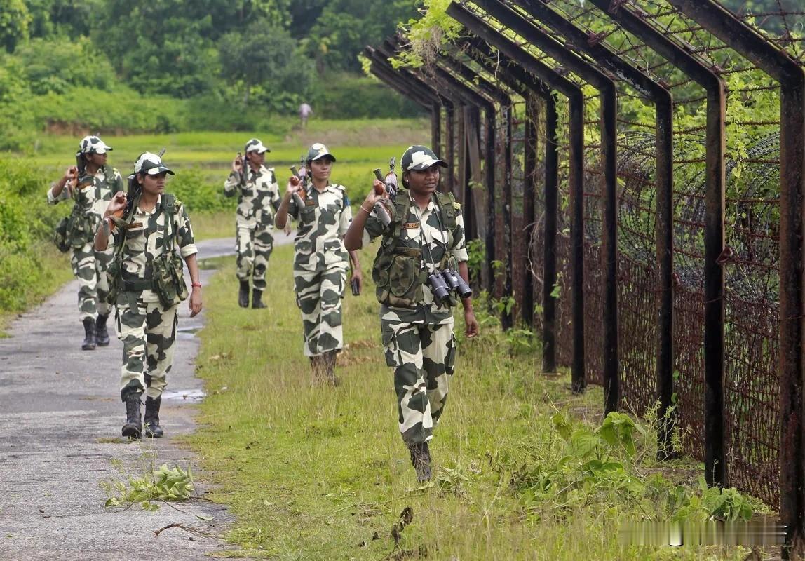 在印度东北部特里普拉邦的丹普尔村，印度边境安全部队 (BSF) 的女性人员在印度