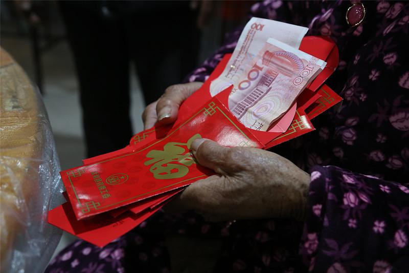 其实完全可以在“金额平等”的大前提下，悄悄做些有温度的差异化调整：
比如给爱画画