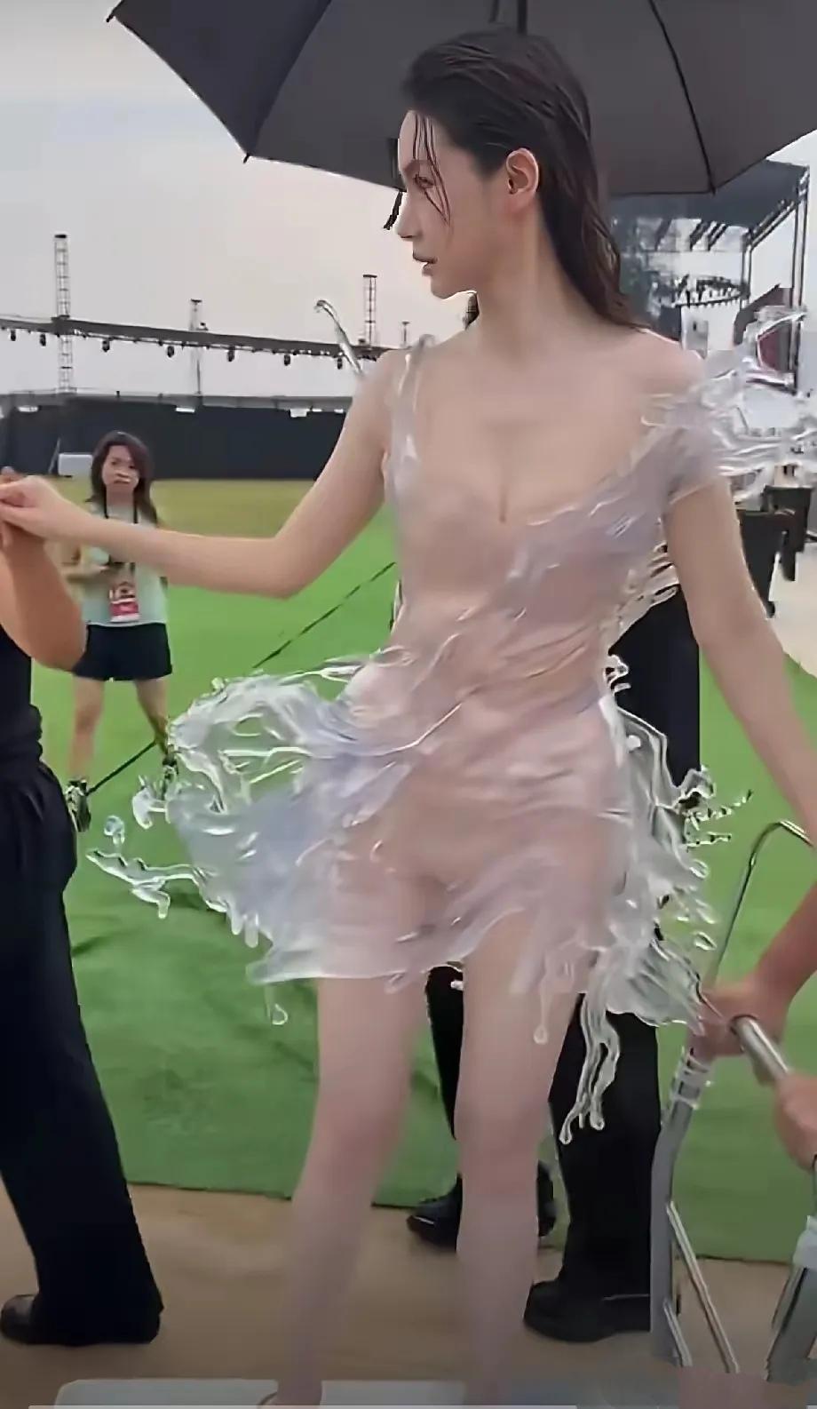 红毯上，戚薇没有走。

她是被推上去的。

16公斤的裙子穿在身上，全身透明，内