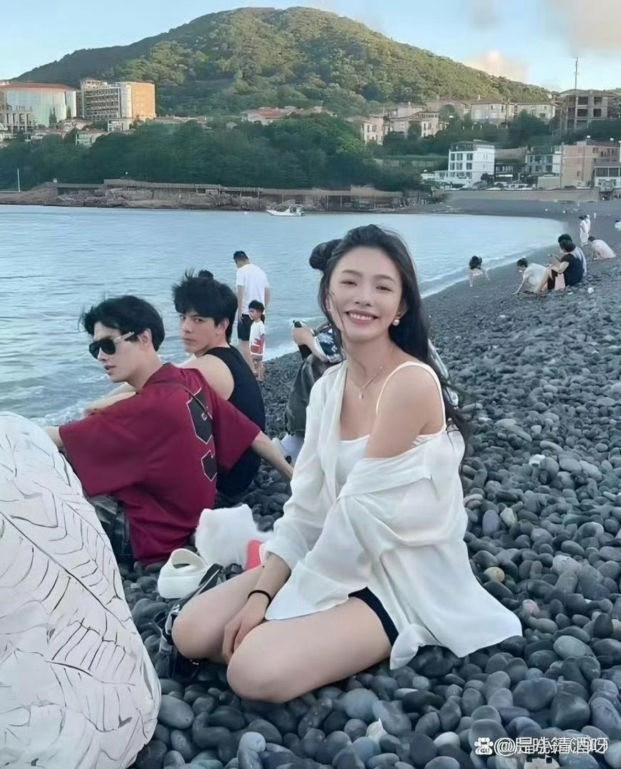 林允海边出游，全程无人认出 ​​​