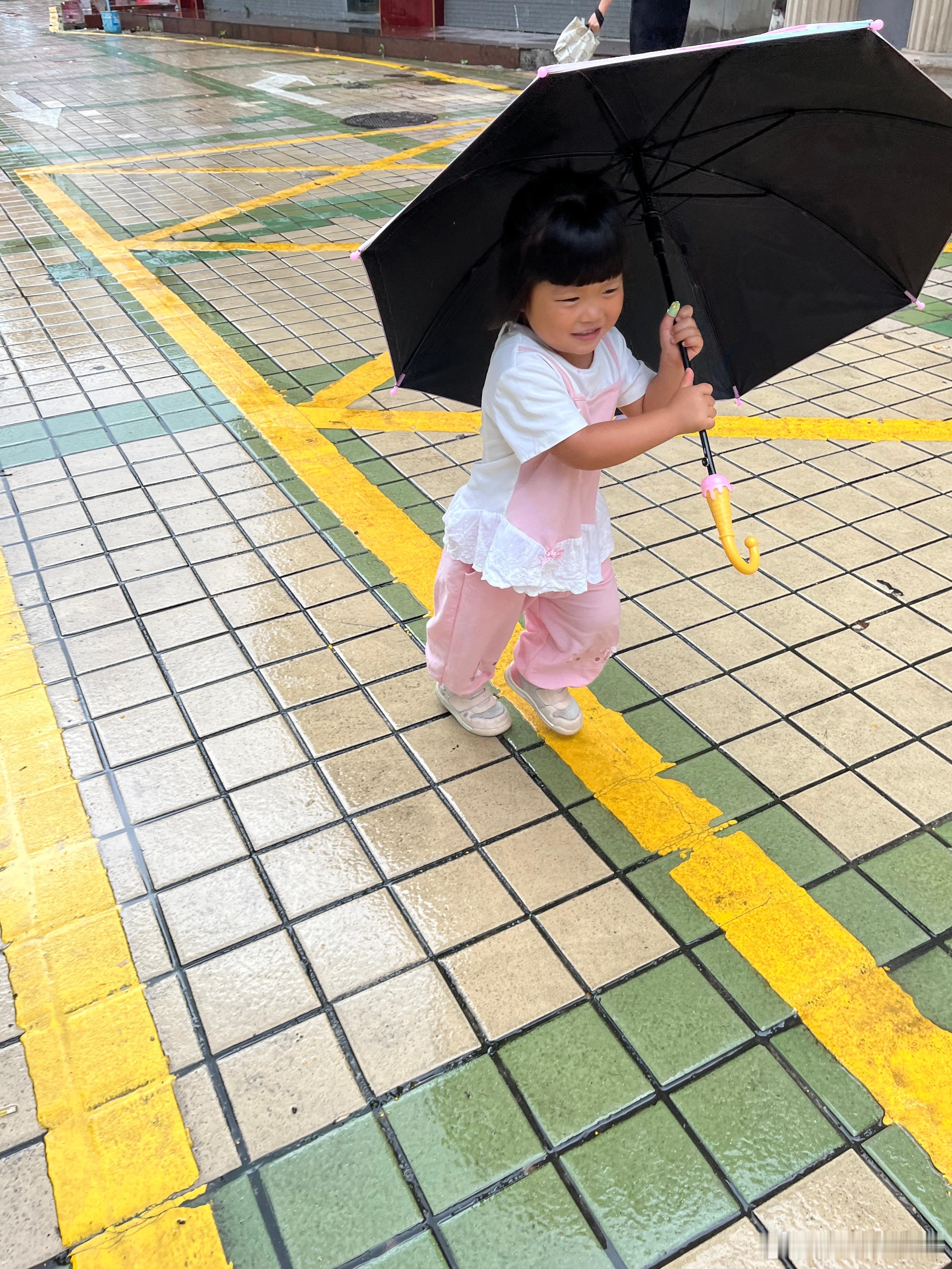 昨晚下了一夜雨，早上还没停，不过我们来的时候小雨，等我送完她回来下大雨。图二真的