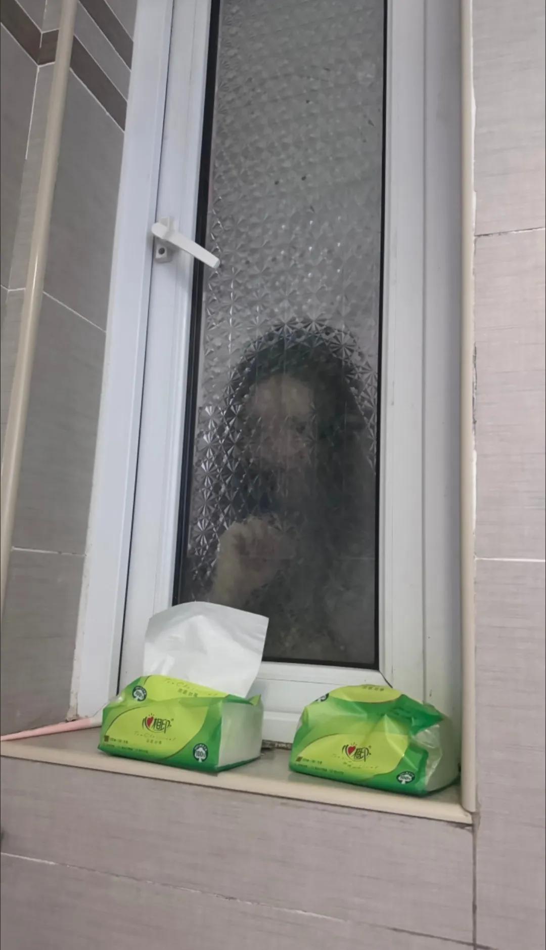去个厕所一扭头差点被女朋友吓死，她居然在门口偷看！