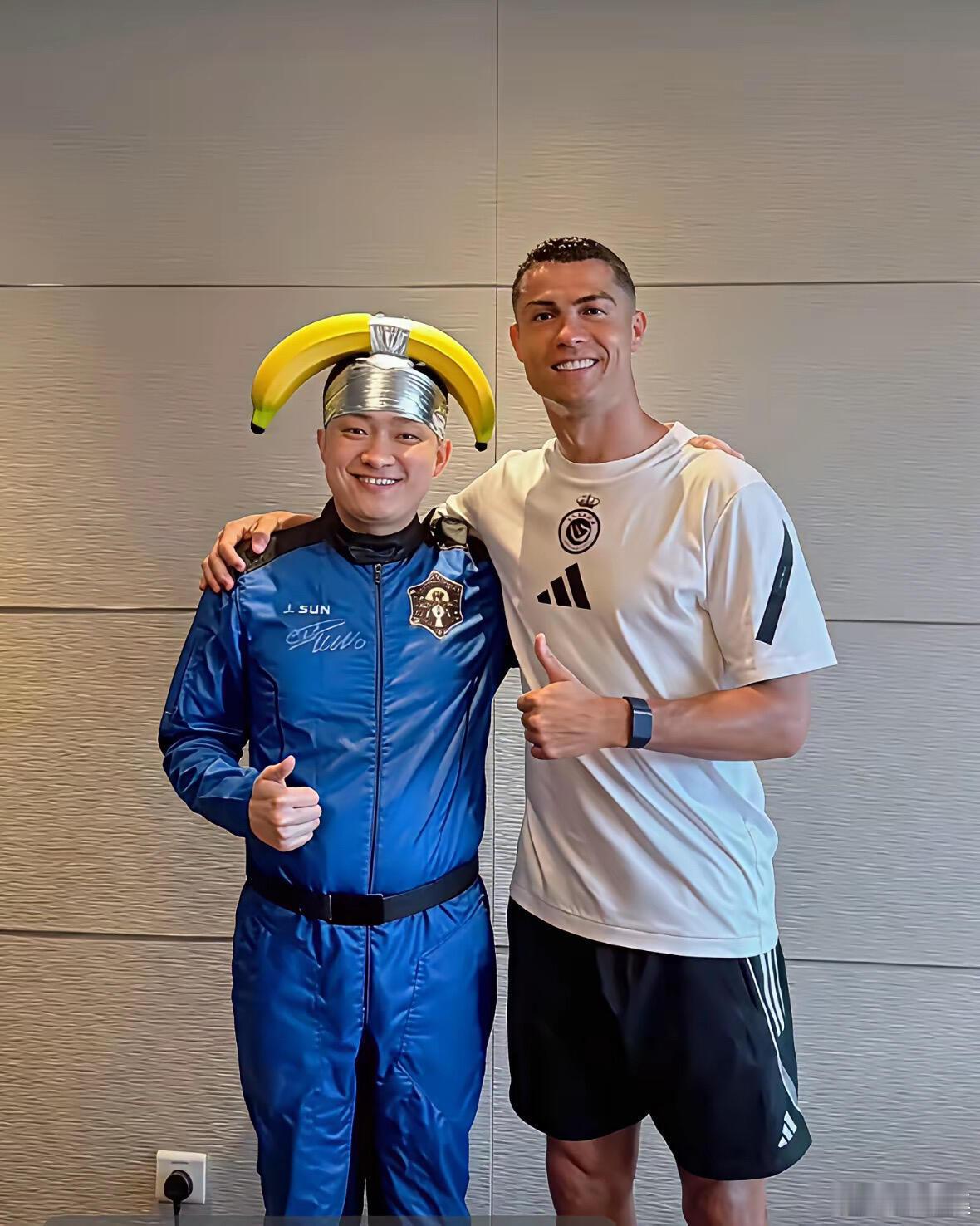 孙宇晨这个香蕉也太抢镜了吧😂哈哈哈 和C罗的合影我居然先看到了香蕉，还有多少人