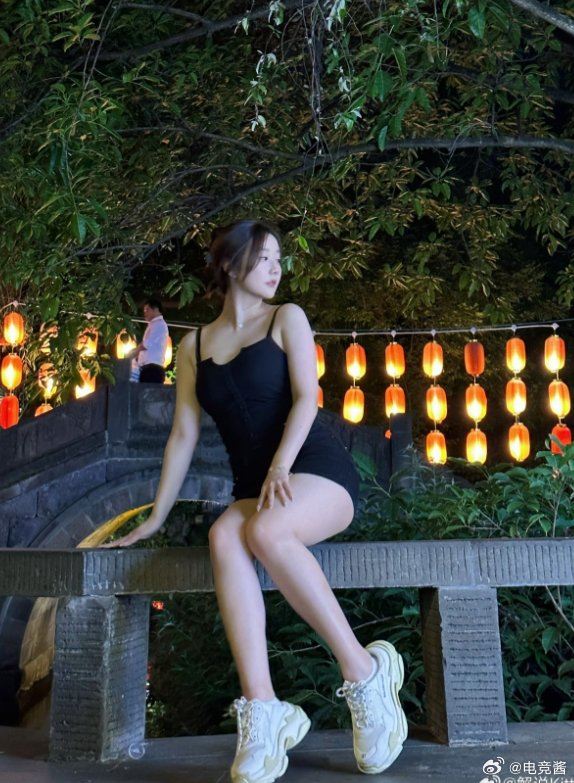 #英雄联盟# #2024MSI# 极度危险的身材！解说Kitty晒照：吊带短裤浑