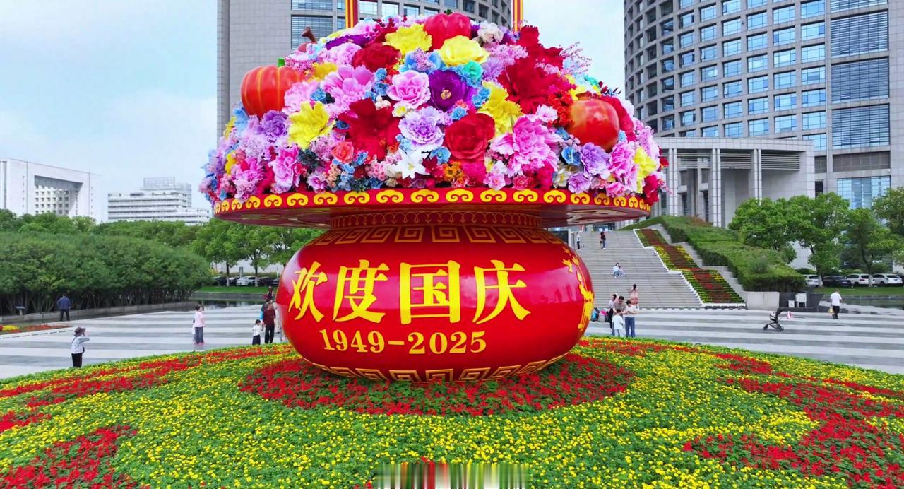 在合肥，喜庆的中国红，跃动在飘扬的旗帜上，也流淌在温暖的街巷里。我们记录下市民广